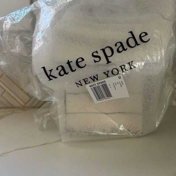 Brand new still in box, Kate Spade Snoopy Doghouse Handbag - Picture 4 of 4